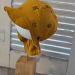 Sonnenhut aus Musselin – Senfgelb mit Kaktus-Motiv