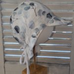 Sonnenmütze aus Musselin mit Eukalyptus-Design – Weiß mit Nackenschutz
